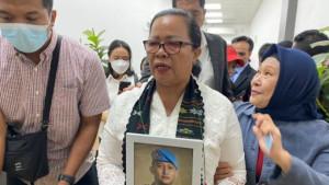 Bawa-bingkai-foto-sang-anak-Ibunda-Brigadir-Nofriansyah-13223.jpg