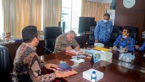 Bonifasius-Belawan-didampingi-Ketua-DPRD-Mahulu.jpg