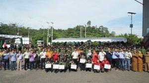 Bupati-Berau-Sri-Juniarsih-saat-memberikan-beasiswa-dari-PT-Berau-Coal.jpg