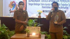 Bupati-Mahulu-Bupati-Mahulu-Bonifasius-Belawan-Geh-menerima-trofi-dan-piagam-penghargaan.jpg