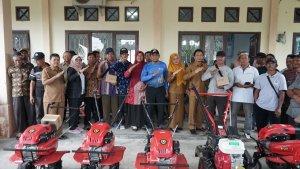 Bupati-PPU-Hamdam-saat-memberikan-secara-simbolis-alsintan.jpg