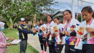 Camat-Muara-Pahu-Asrin-Surianto-kiri-menyerahkan-piala.jpg