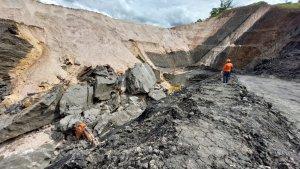 Dua-excavator-yang-tertimbun-longsoran-di-lokasi-pertambangan-batu-bara.jpg