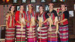 Foto-bersama-Ibu-ibu-di-Kutai-Barat-kompak-mengenakan-pakaian-tenun-doyo.jpg