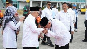 Gubernur-Kaltim-Isran-Noor-mencium-tangan.jpg