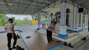 Jajaran-Polsek-Melak-gotong-royong-bersihkan-musala.jpg