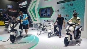 Jajaran-kendaraan-listrik-di-booth-Yamaha-pada-ajang-IIMS-2023.jpg