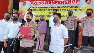 Julia-jilbab-ungu-saat-dihadirkan-dalam-press-release-di-Mapolresta-Samarinda.jpg