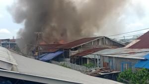 KEBAKARAN-DI-SAMPING-PASAR-KEDONDONG.jpg