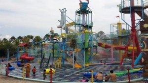KOMPAScomANDI-HARTIK-Suasana-Hawai-Water-Park.jpg