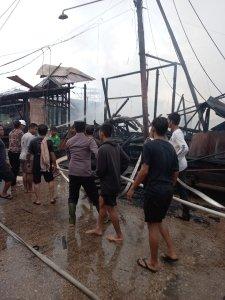 Kebakaran-yang-terjadi-pada-Rabu-692023-sore-di-RT-6-dan-RT-7-Desa-Muara-Kaman-Ulu.jpg
