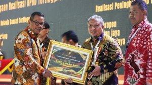 Kepala-BPKAD-Sukotjo-mewakili-Pemkab-Kukar-saat-menerima-penghargaan-APBD-Award-2023.jpg