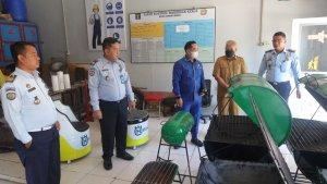 Kepala-Rutan-kelas-IIB-Tanjung-Redeb-Berau-Puang-Dirham-memperlihatkan-hasil-kerajinan.jpg