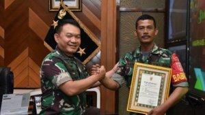 Kepala-Staf-Angkatan-Darat-Jenderal-TNI-Dudung-Abdurachman-dan-Kopka-Azmiadi.jpg