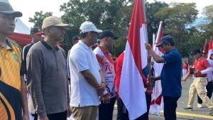 Kesbangpol-Kaltim-menyerahkan-bendera-merah-putih-kepada-masyarakat.jpg