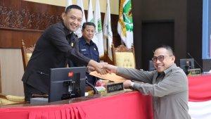 Ketua-Tim-Renja-DPRD-Kaltim-Tahun-2024-Sarkowi-V-Zahry-menyerahkan-laporan.jpg