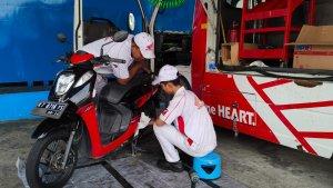 Kru-Astra-Motor-Kaltim-1-sedang-melakukan-perbaikan-motor-jurnalis-Tribunkaltim.jpg