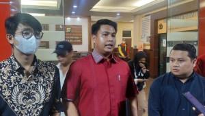 Kuasa-hukum-AGH-Mangata-Toding-Allo-di-Polres-Metro-Jakarta-Selatan.jpg