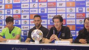 Pelatih-Borneo-FC-Pieter-Huistra-dan-pemainnya-Muhammad-daffa-90.jpg