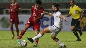 Pemain-Timnas-Indonesia-U17-Muhammad-Asyura-berebut-bola-dengan-pemain-timnas-U17-Guam.jpg