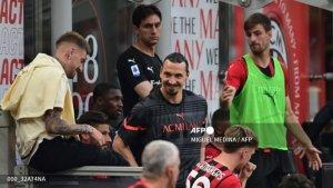 Pemain-depan-AC-Milan-asal-Swedia-Zlatan-Ibrahimovic-bereaksi-ketika-rekan-satu-timn.jpg