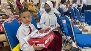 Pembagian-seragam-sekolah-gratis-bagi-pelajar-tingkat-SD-dan-SMP-di-Bontang.jpg