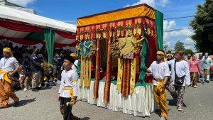 Penampilan-salah-satu-peserta-tim-di-depan-panggung-utama-Bontang-City-Carnival-BCC.jpg