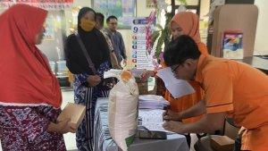 Penyaluran-bantuan-beras-melalui-data-PMK-oleh-PT-Pos-Indonesia-Kantor-Cabang-Tanjung-Redeb.jpg