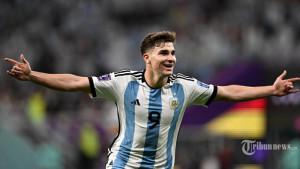 Penyerang-Argentina-Julian-Alvarez-merayakan-gol-kedua-22.jpg