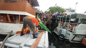 Petugas-kepolisian-bersama-BPBD-Bontang09.jpg