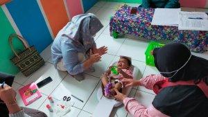 Petugas-kesehatan-saat-melakukan-pemeriksaan-menggunakan-Timbangan-digital.jpg