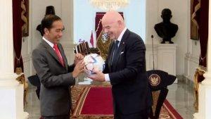 Presiden-Jokowi-dan-Presiden-FIFA.jpg
