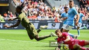 Rafael-Leao-berjibaku-dengan-pemain-Lazio-Has.jpg