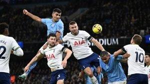 Rodri-Man-City-saat-tengah-menyundul-bola-ke-gawang-Tottenham.jpg