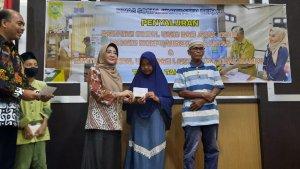 Secara-simbolis-Bantuan-Sosial-Bansos-tahap-satu-itu-diserahkan-langsung.jpg