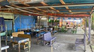Sederet-lapak-dagangan-penjual-di-Stadion-Bessai-Berinta-a.jpg