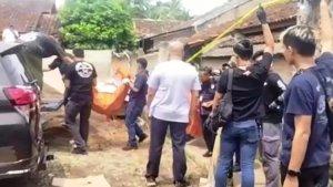 Sejumlah-polisi-membawa-jenazah-terduga-korban-pembunuhan.jpg