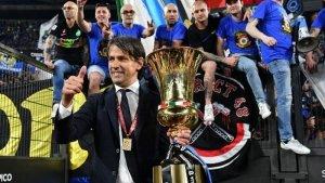 Simone-Inzaghi-membawa-Inter-Milan-juara-Coppa-Italia-2021-2022.jpg