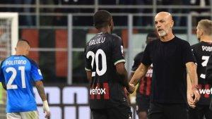 Stefano-Pioli-bersama-pemain-AC-Milan-di-laga-Serie-A-melawan-Napoli-Cek-jadw.jpg