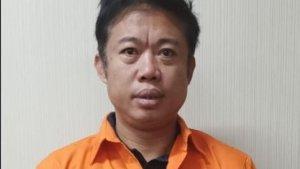 Tampang-Ismail-Bolong-yang-menggunakan-baju-tahanan-warna-oranye.jpg