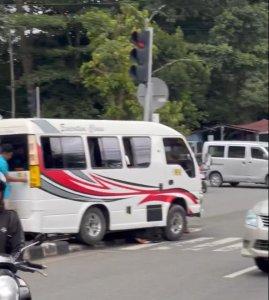 Tangkapan-layar-video-Minibus-yang-menyeruduk-pemotor-dan-tiang-lampu-merah-di-Simpang-3-BSD.jpg