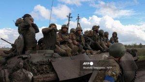 Tentara-Ukraina-duduk-di-atas-pengangkut-personel-lapis-baja-di-jalan-de.jpg