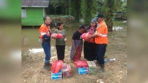 Tim-dari-PT-Indexim-Coalindo-bersama-pemerintah-desa-menyalurkan-bantuan.jpg
