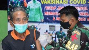 Tim-kesehatan-Kodim-0912Kbr-memberikan-layanan-vaksinasi-Covid-19.jpg