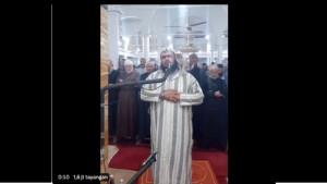 Video-Viral-Kucing-Naik-ke-Badan-Imam-saat-Shalat-Tarawih-Cium-Pipi-sebelum-Turun-Perlakuan-Imam.jpg