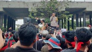 Wakapolresta-Samarinda-AKBP-Eko-Budiarto-saat-menemuni-massa-yang-demo.jpg