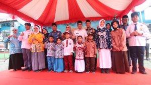 Walikota-Balikpapan-Rahmad-Masud-saat-menyerahkan-bantuan-seragam-sekolah-gratis.jpg