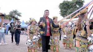 Walikota-Samarinda-Andi-Harun-saat-berada-di-Desa-Budaya-Pampang.jpg