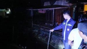 Warga-yang-menunjuk-lokasi-kejadian-wanita-diterkam-buaya-di-Guntung-Bontang-Utara.jpg