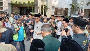 Yunus-di-Pesantren-Tebu-Ireng-sepulang-dari-Ibadah-Haji-menggunakan-sepeda.jpg